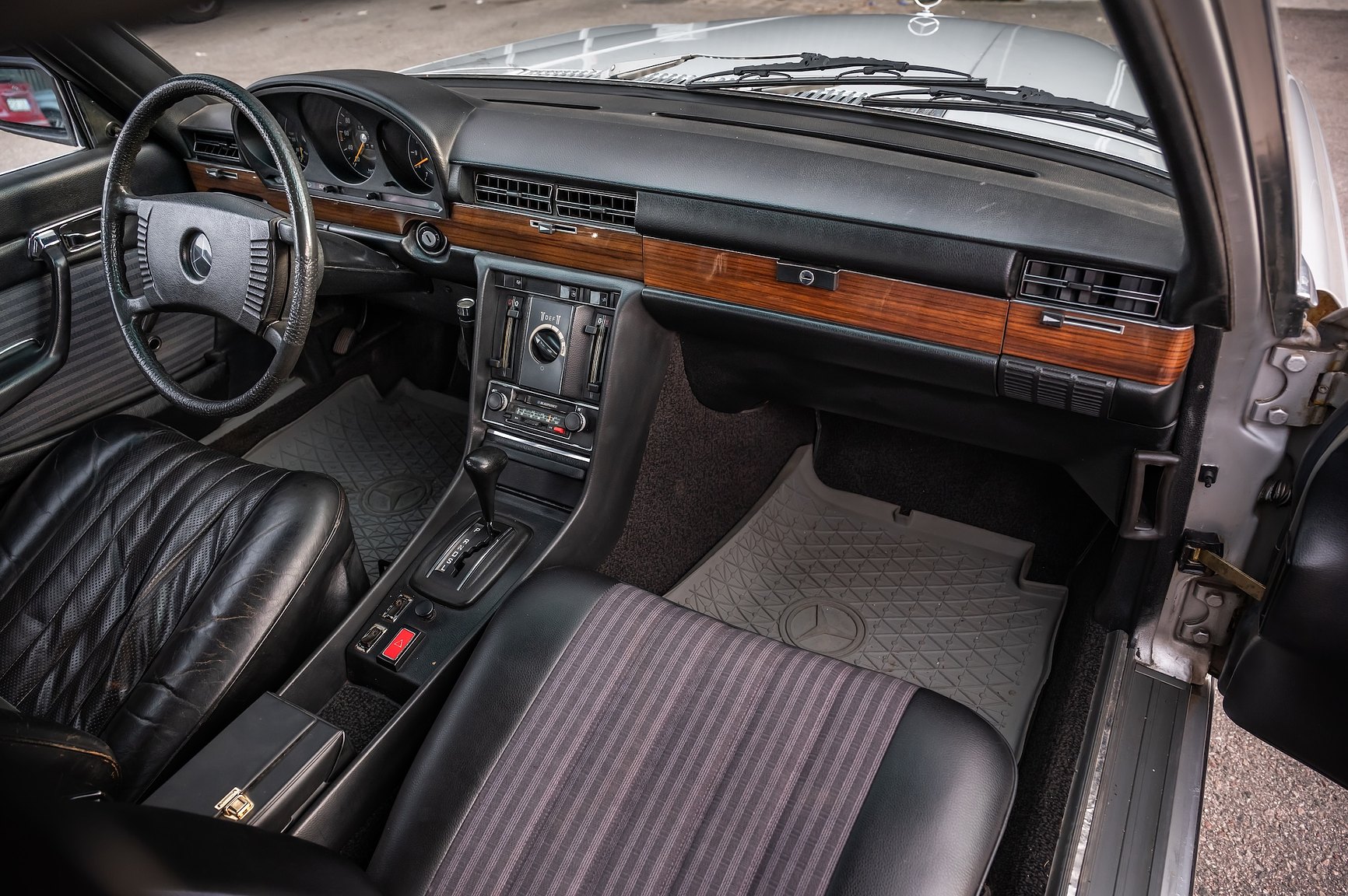 Interior image of 1975 Mercedes-Benz 280 SE 