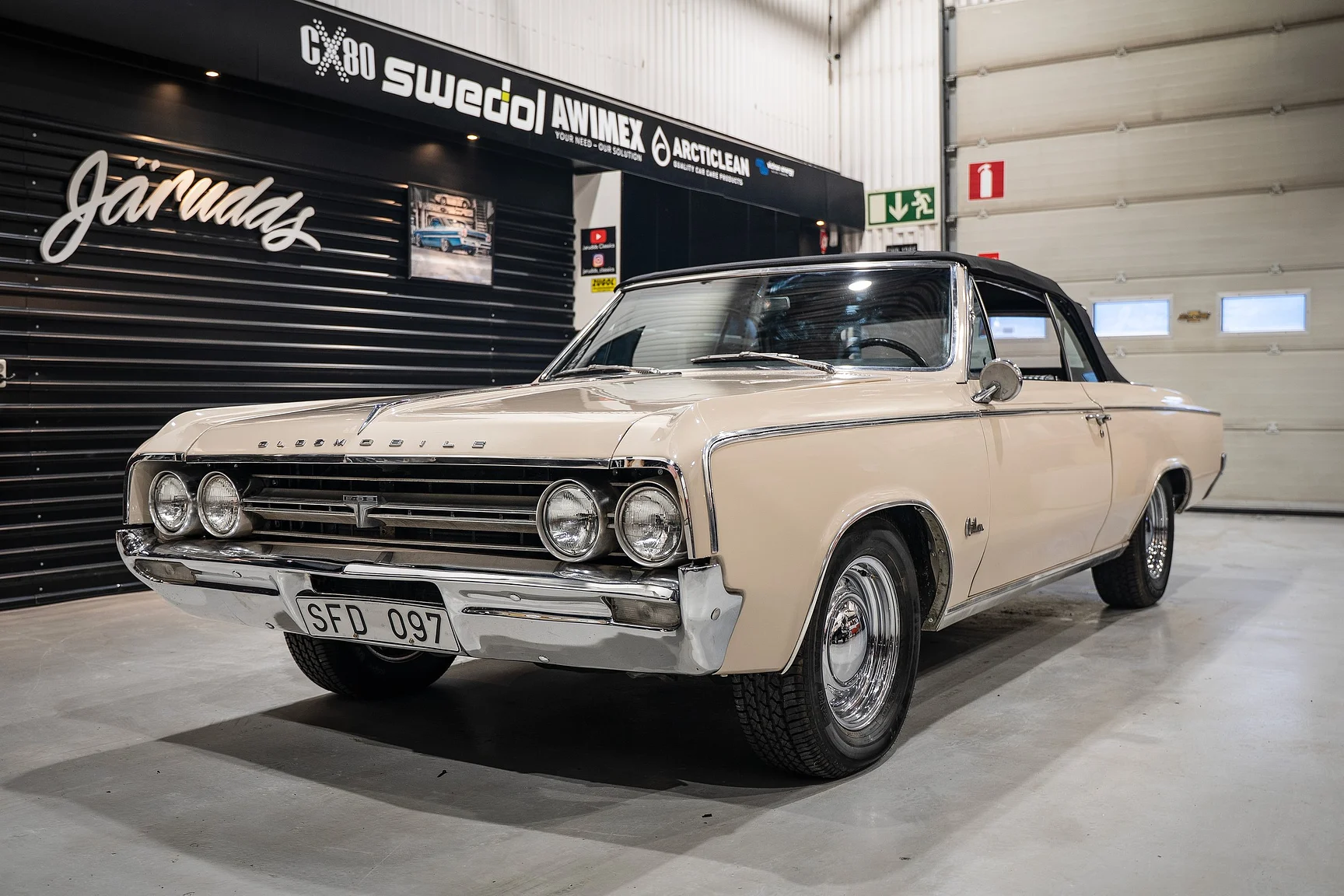 Exteriörbild på 1964 Oldsmobile Cutlass Convertible (1)