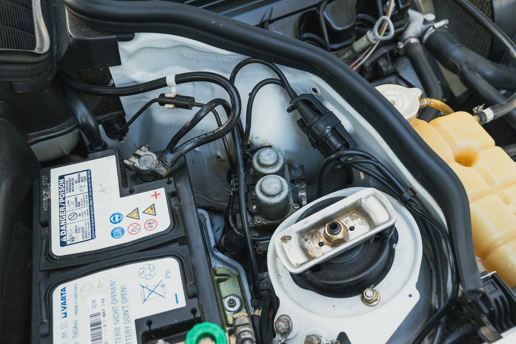 Image of 1987 Mercedes-Benz 230E mechanics