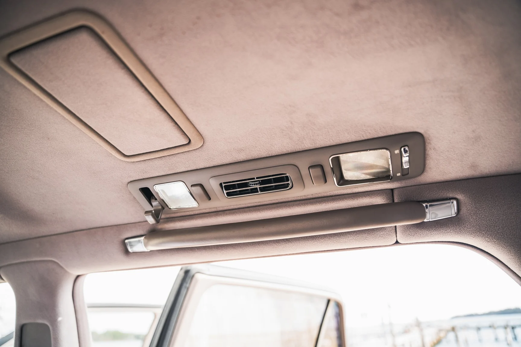 Innenraumfoto von 2000 Toyota Century V12 G50 (113)