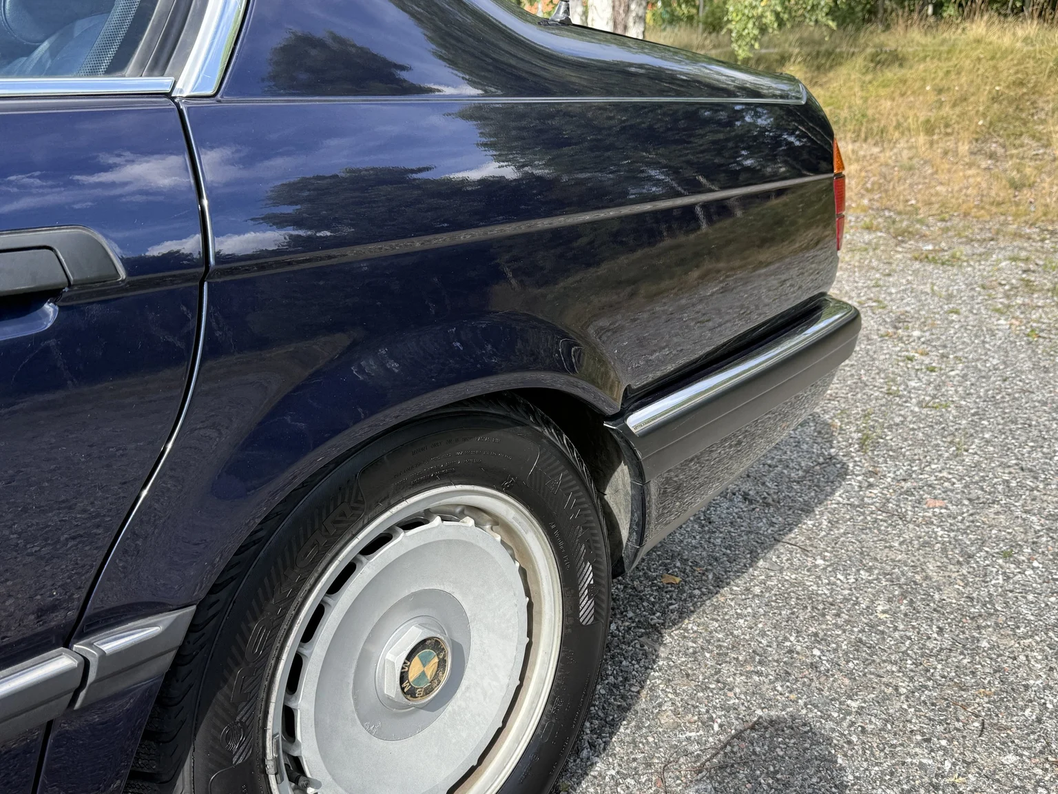 Exterior image of 1990 BMW 750i (83)