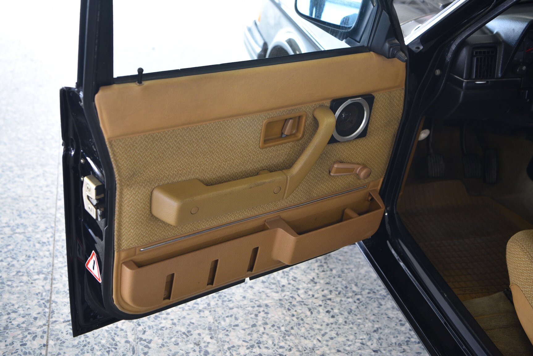 Interior image of 1986 Volvo 240 DL (7)