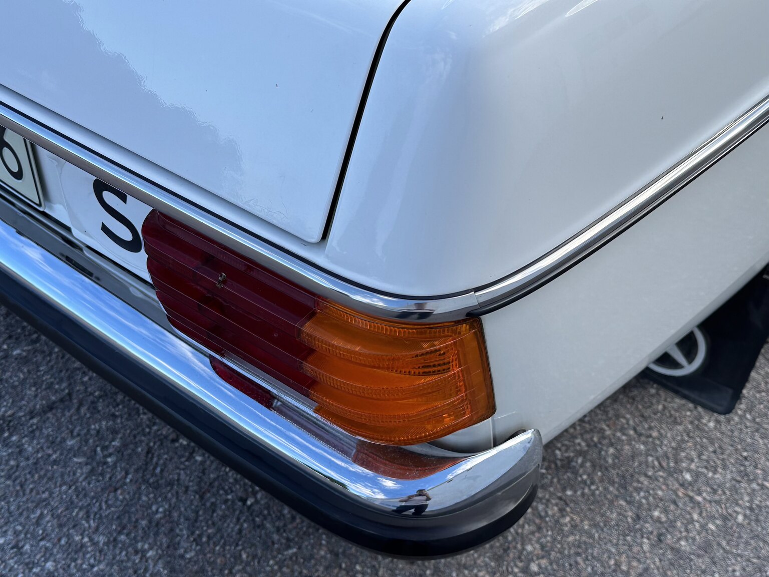 Exteriörbild på 1975 Mercedes Benz 200