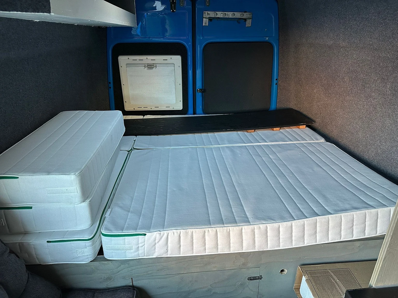 Interiörbild 2004 Mercedes-Benz Sprinter 4x4 Campervan/Overlander (26)