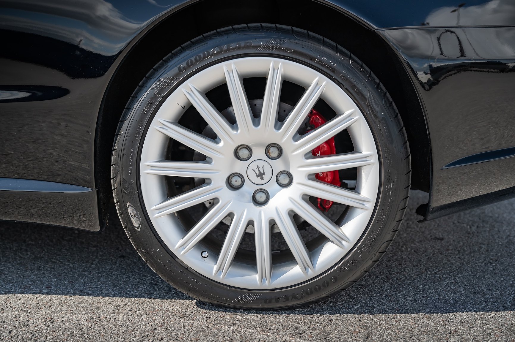 Exterior image of 2004 Maserati Coupé 4.2 V8 Cambiocorsa