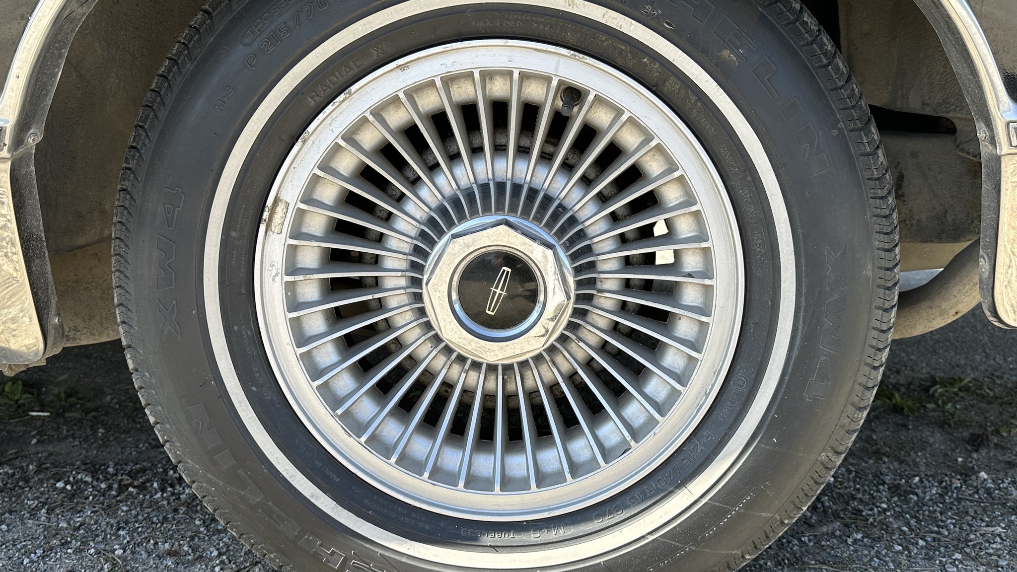 Exterior image of 1988 Lincoln Town Car