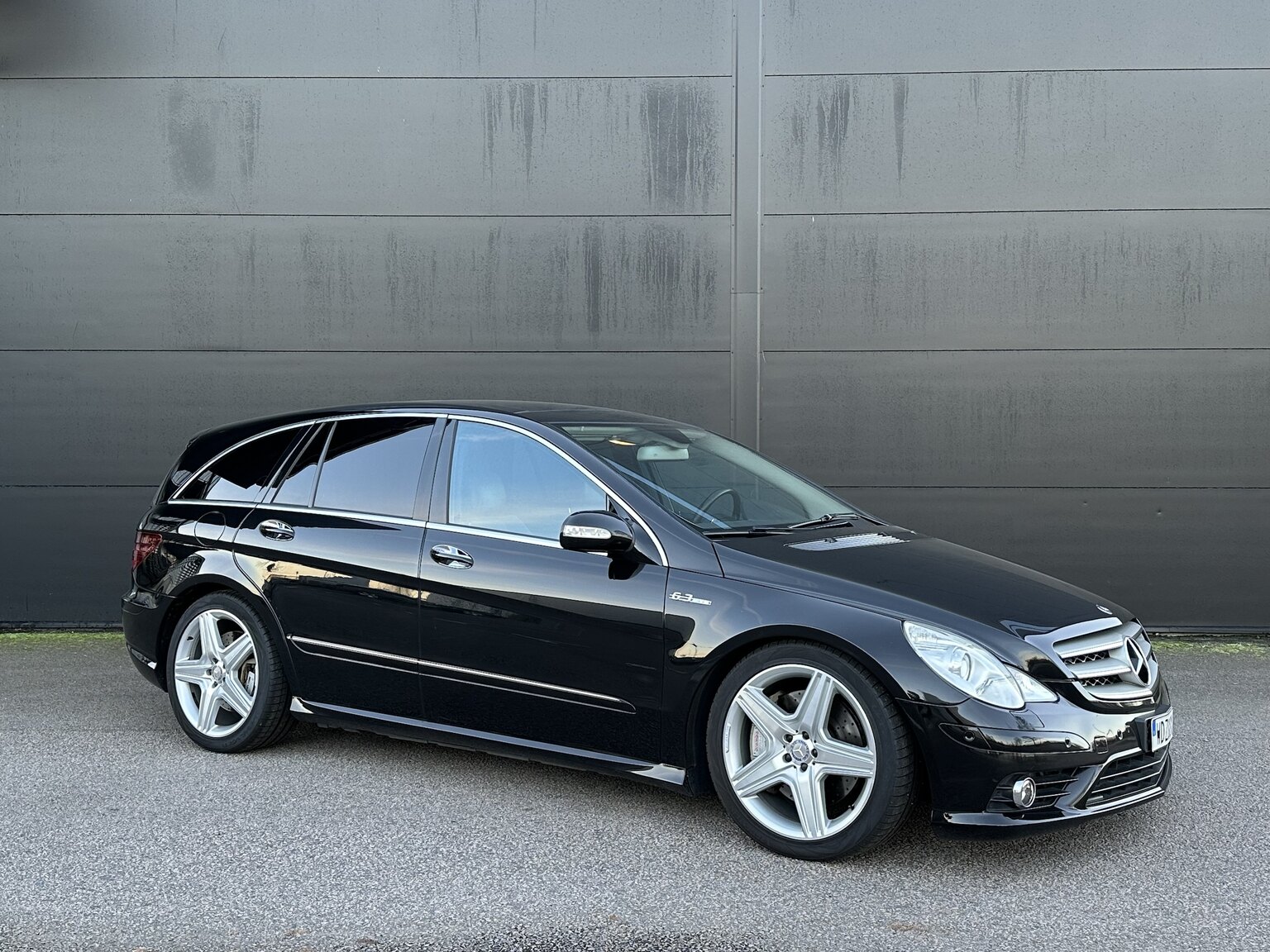 Exterior image of 2007 Mercedes-Benz R63 AMG