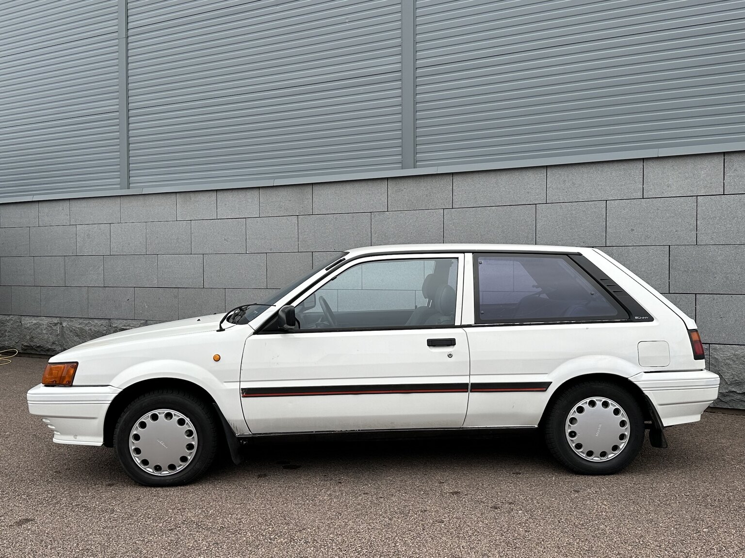 Exteriörbild på 1988 Nissan Sunny (5)