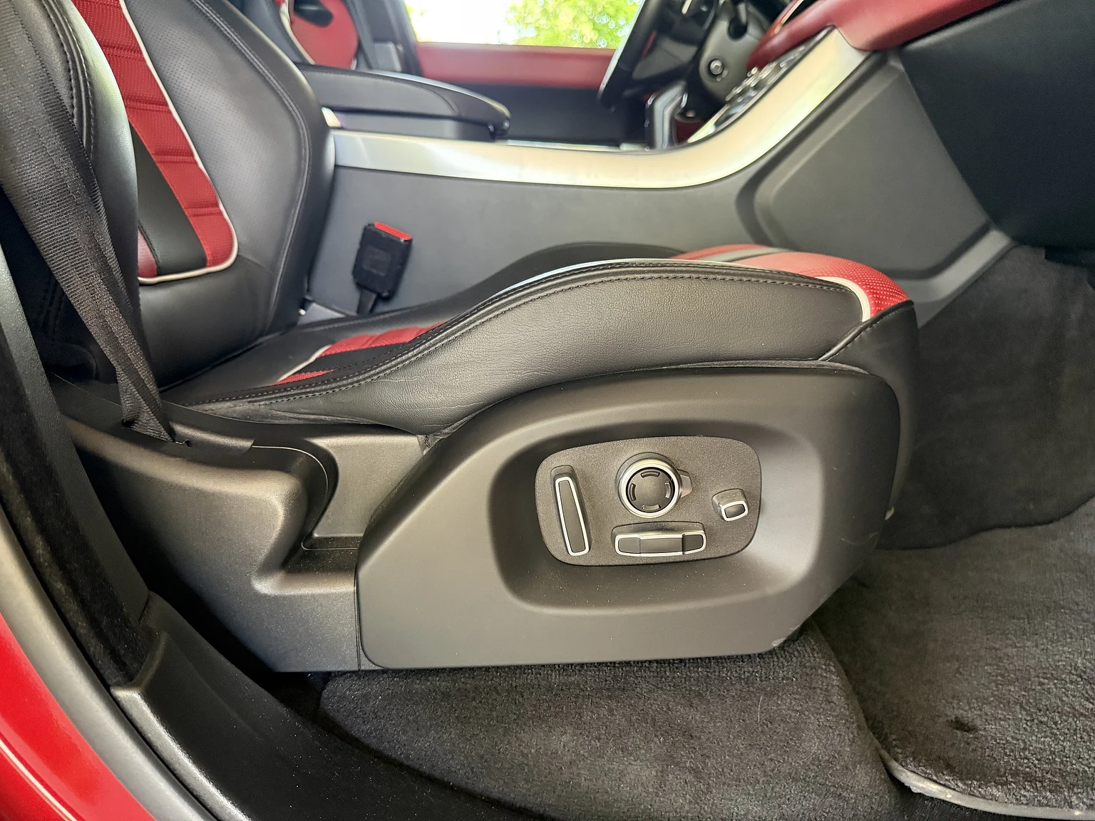 Innenraumfoto von 2017 Range Rover Sport SVR (75)