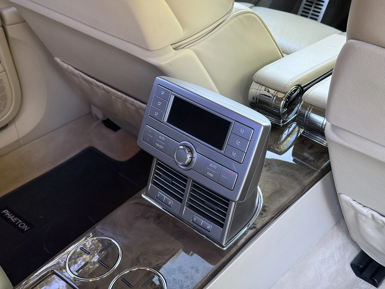 Innenraumfoto von 2009 Volkswagen Phaeton W12 LWB Executive (53)