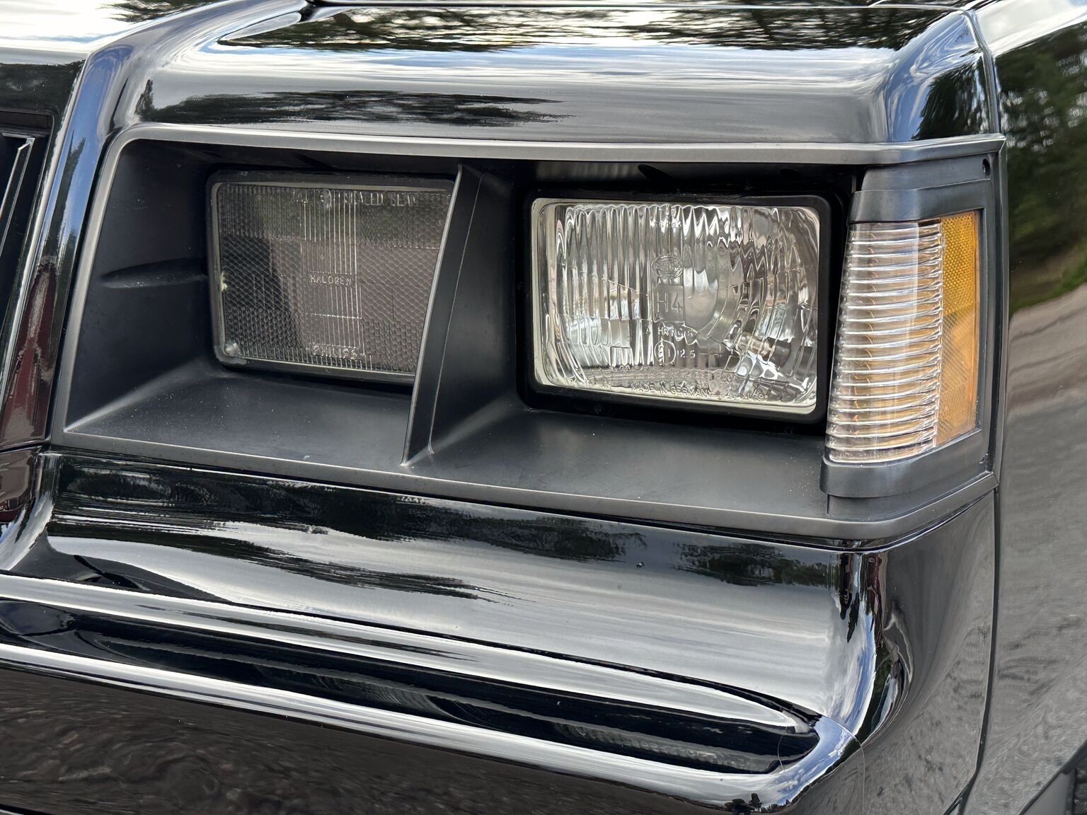 Exterior image of 1987 Buick Grand National "GNX" (25)
