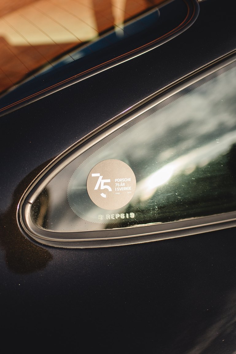 Exterior image of 1998 Porsche 996 Carrera 