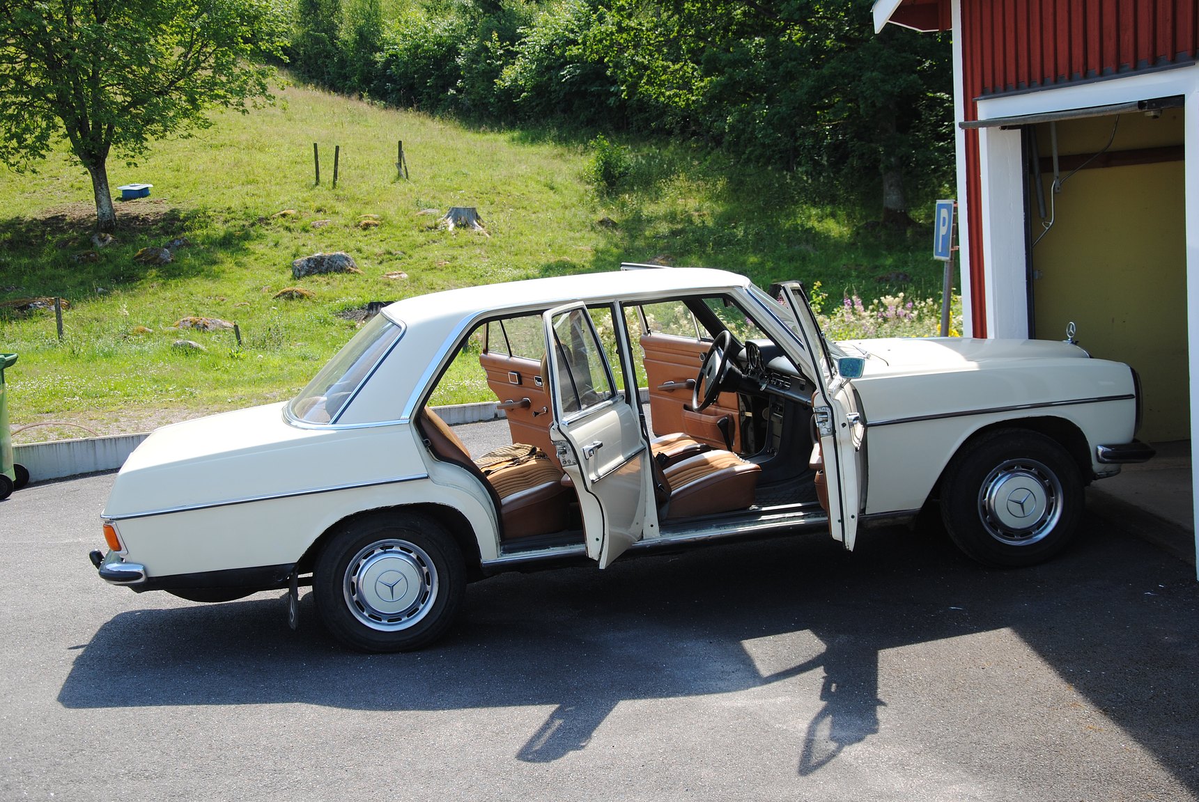 Exteriörbild på 1971 Mercedes-Benz 220D