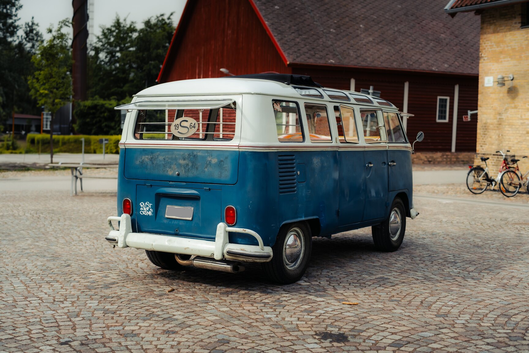 Aussenfoto 1964 Volkswagen Kleinbus Transporter 1500 Deluxe “21-fönsters Samba”