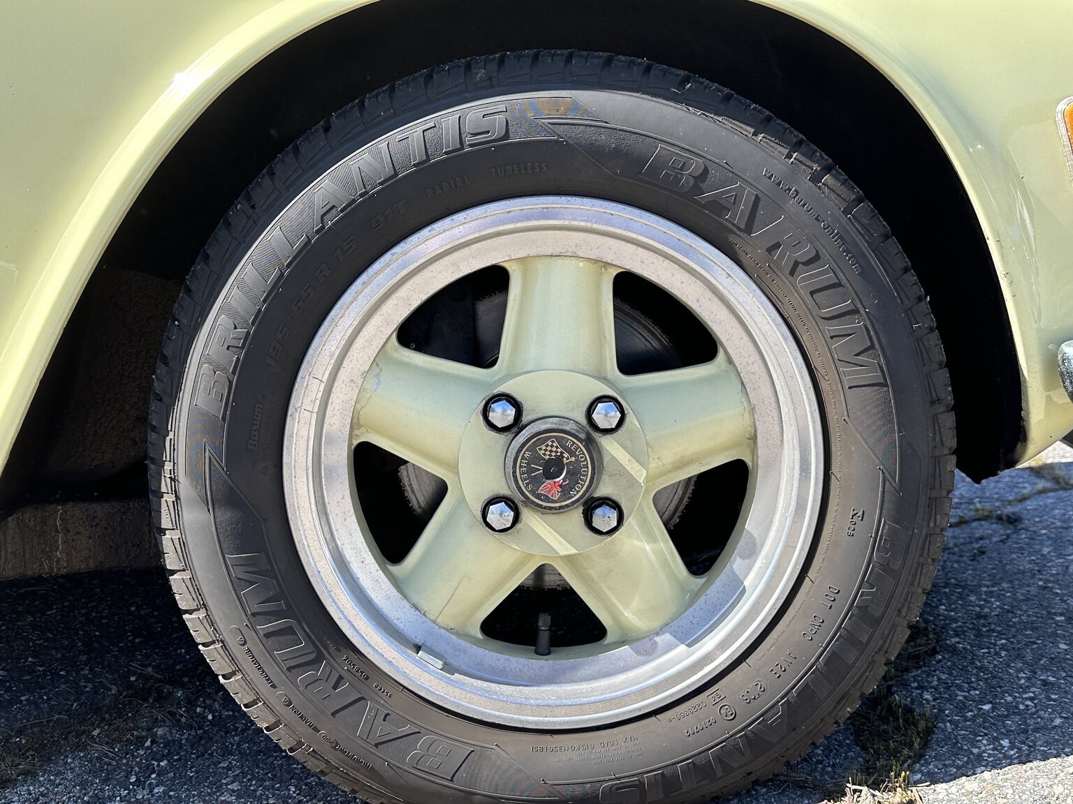 Exterior image of 1971 Triumph TR6 (52)