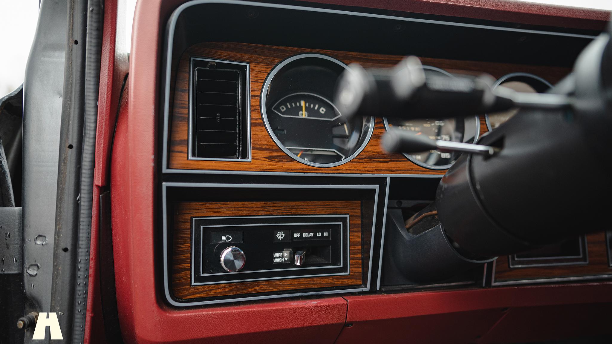 Innenraumfoto von 1986 Dodge Ramcharger