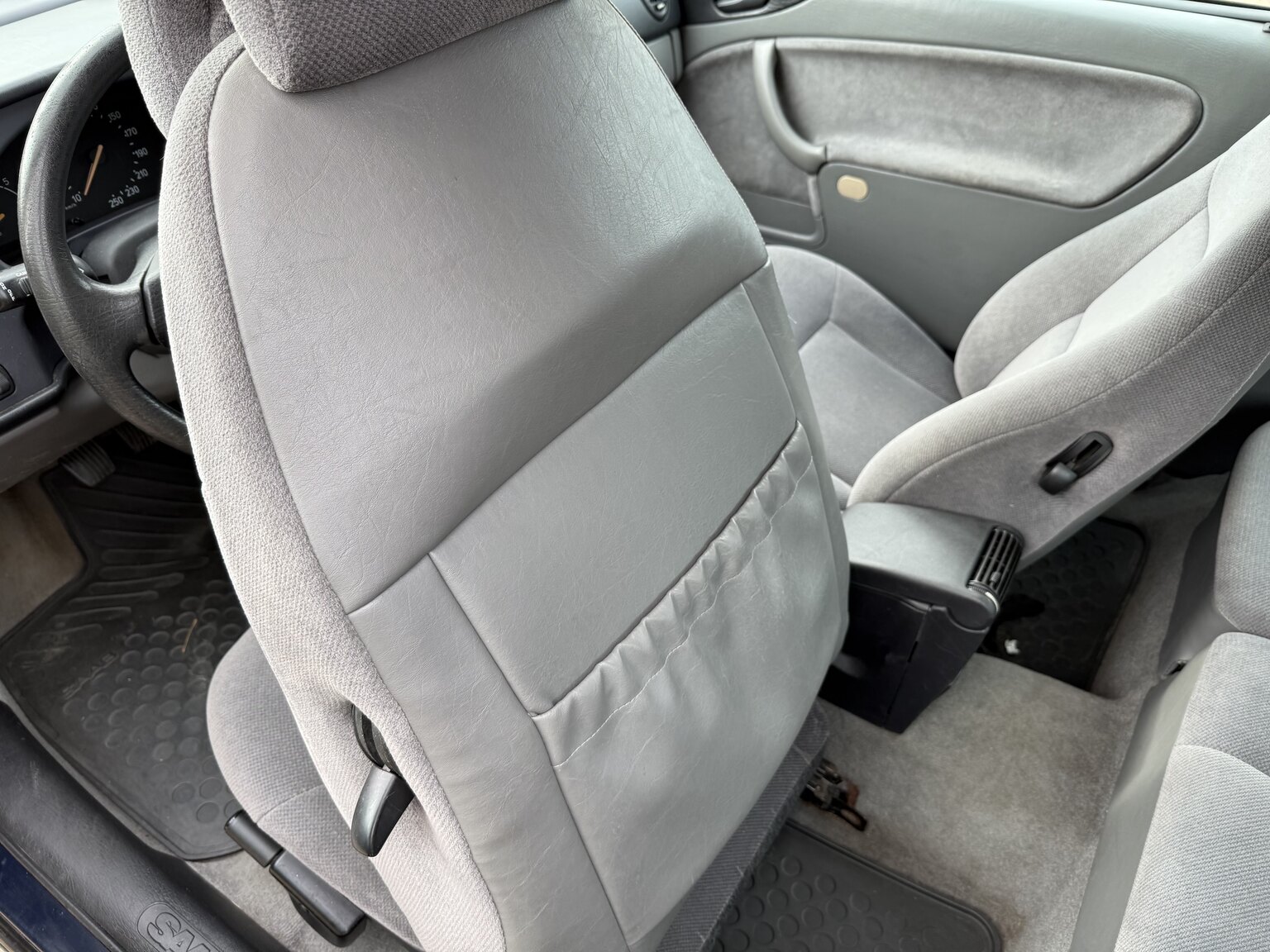 Interior image of 1997 SAAB 900