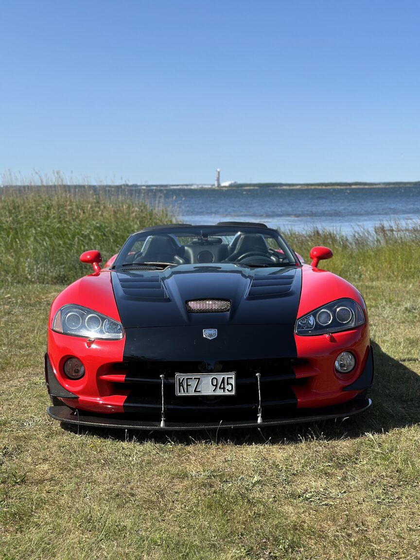 Exterior image of 2004 Dodge Viper SRT-10 (21)