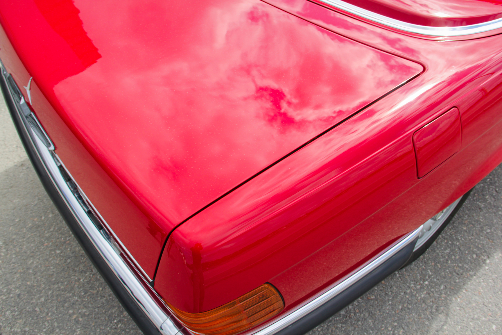 Exterior image of 1975 Mercedes-Benz 280 SL