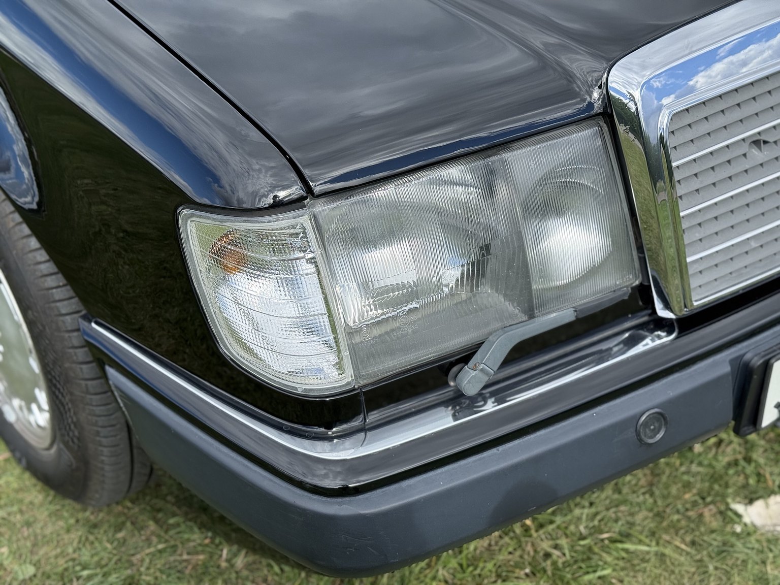 Exterior image of 1990 Mercedes-Benz 300CE-24