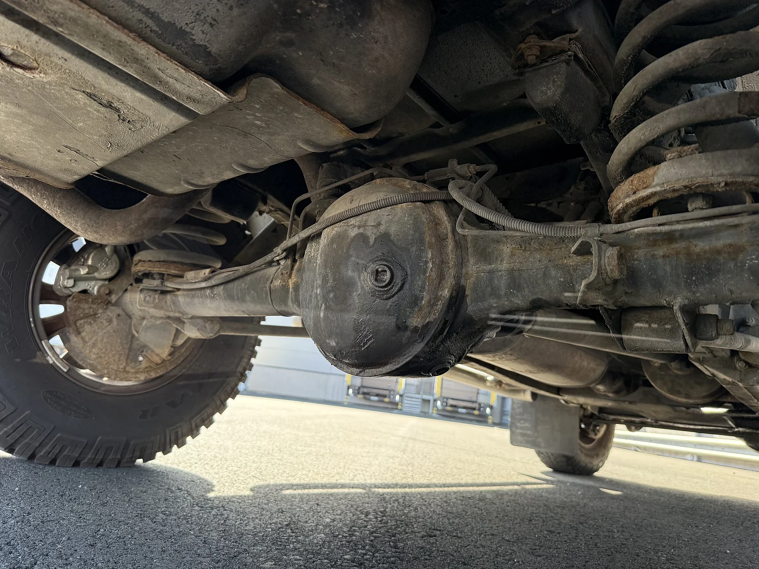 Image of 2000 Land Rover Defender 110 Tomb Raider mechanics (23)