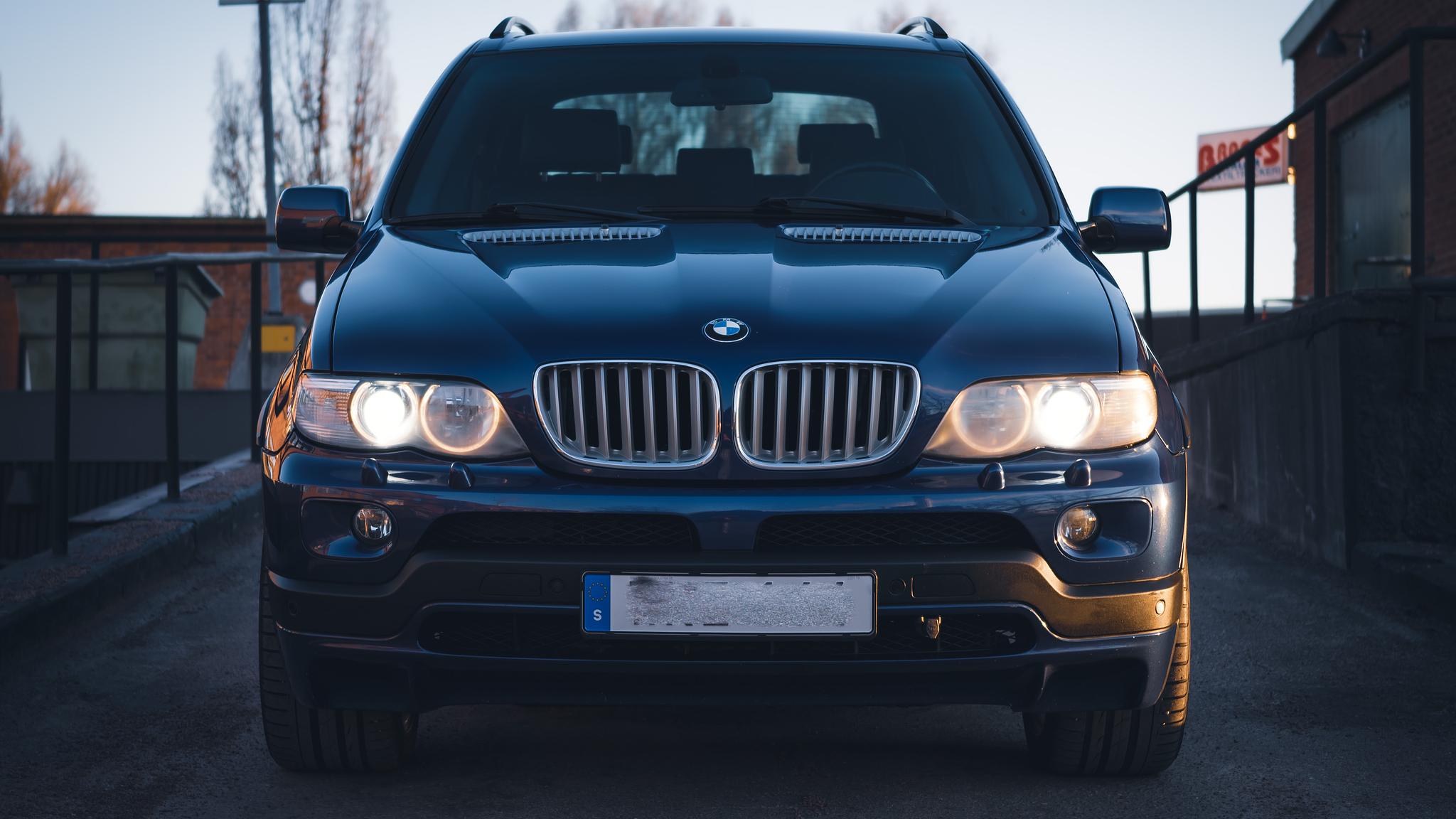 Exterior image of 2005 BMW X5 4,8IS (3)