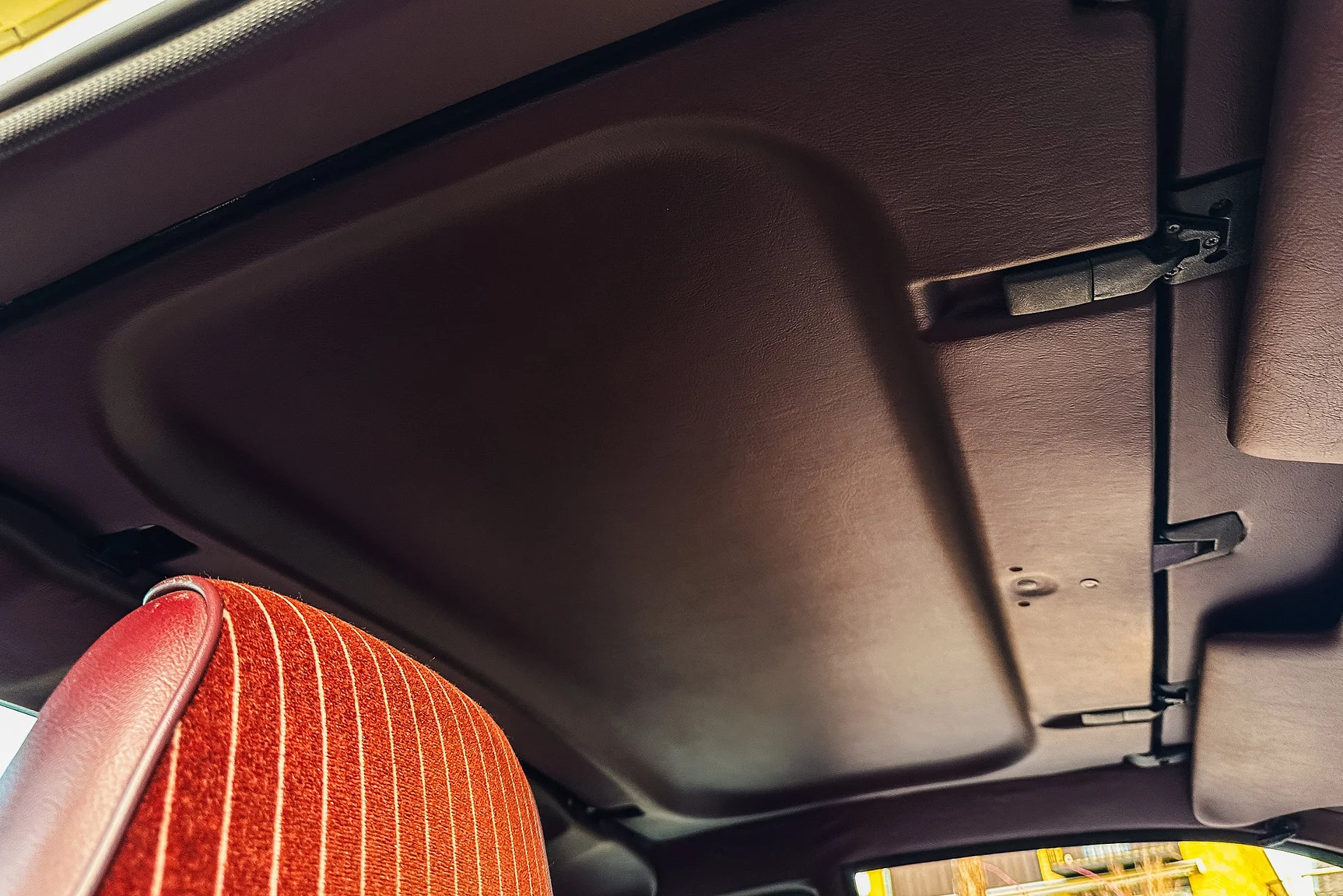 Interior image of 1986 Porsche 944R (30)