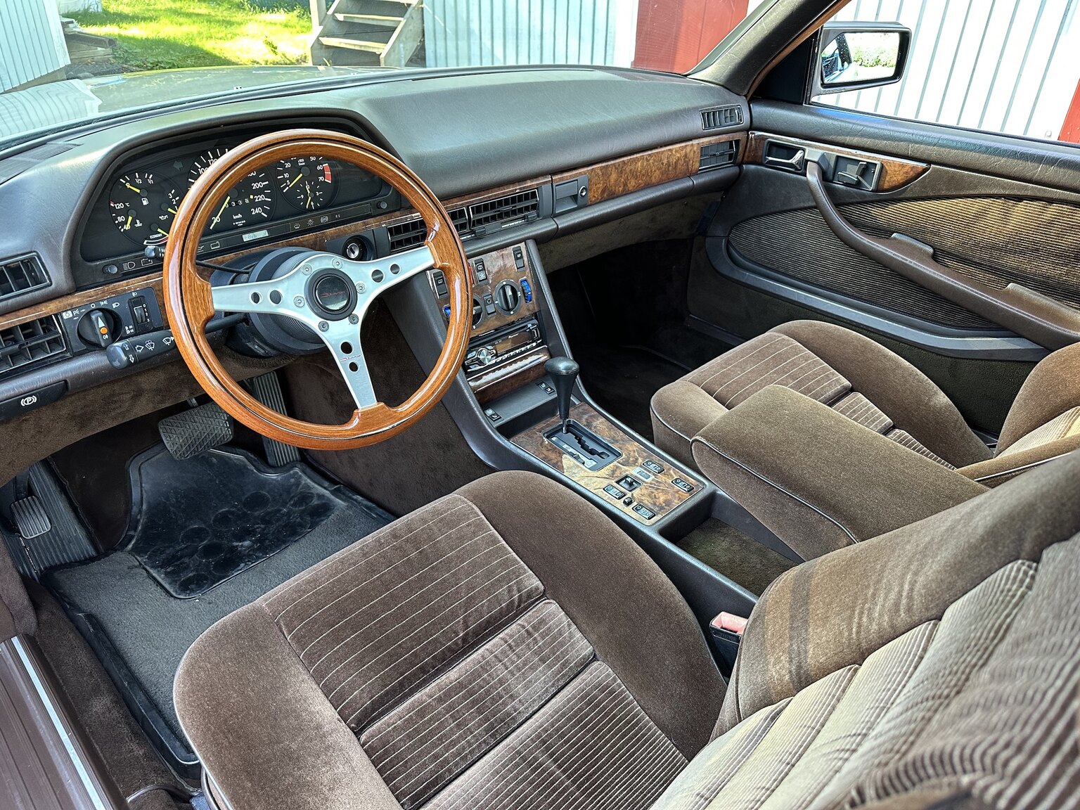 Interior image of 1986 Mercedes-Benz 500 SEC (1)