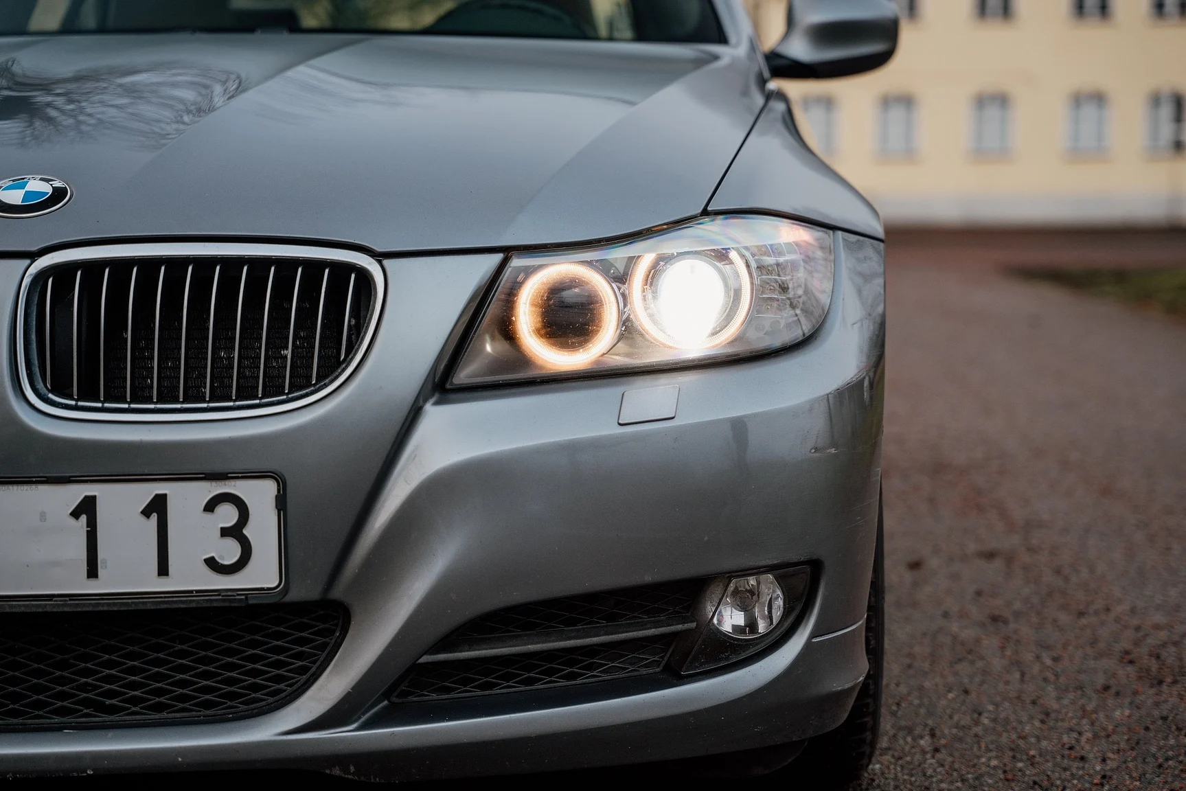 Exteriörbild på 2010 BMW 325i Sedan (31)