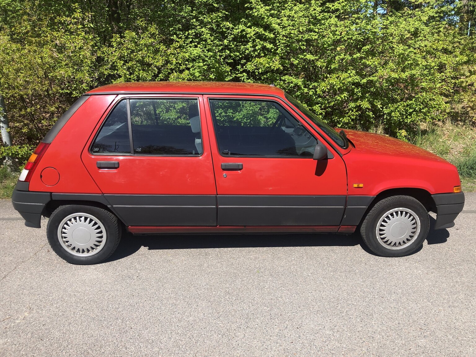 Exterior image of 1990 Renault 5 (4)