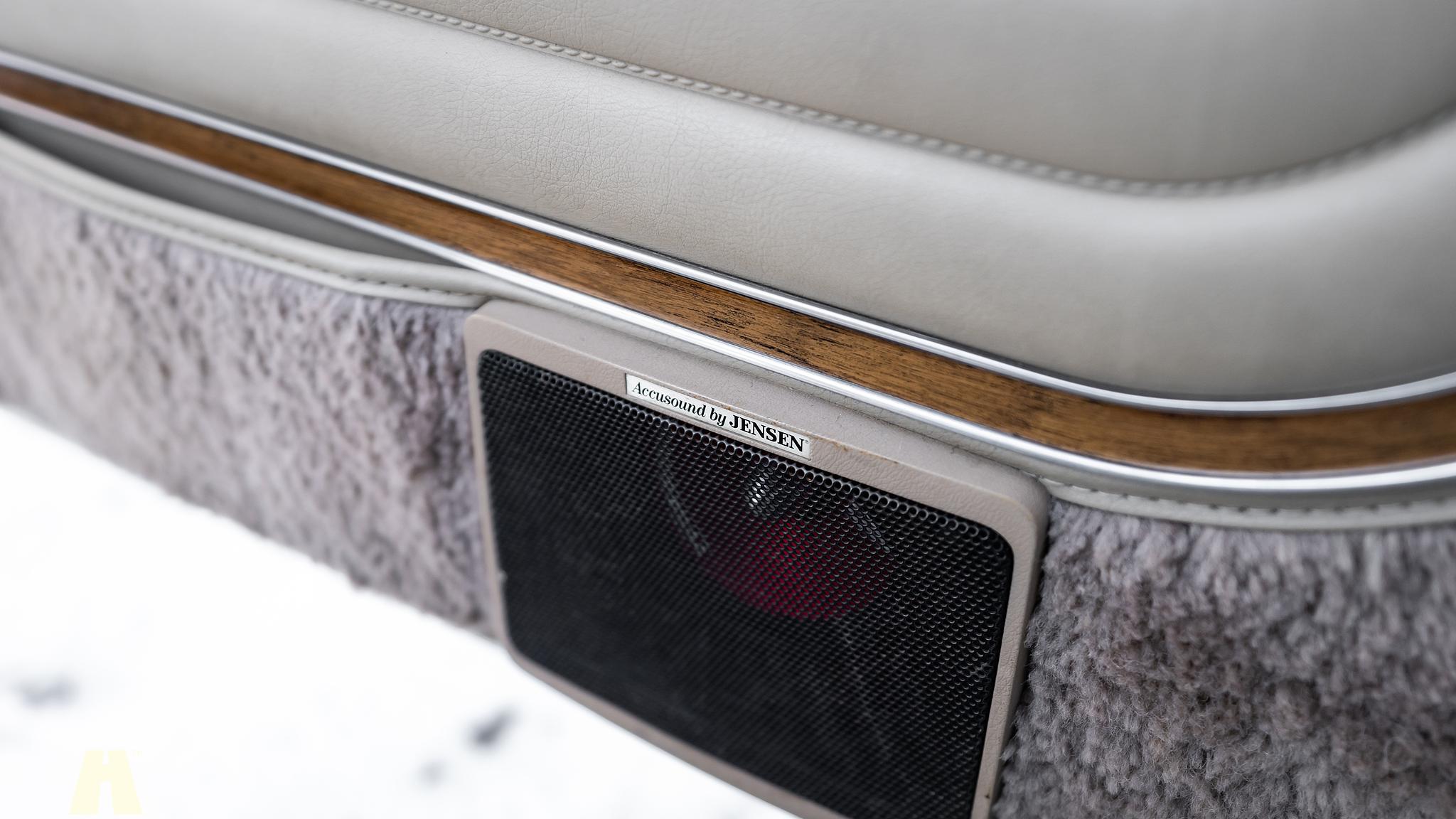 Interior image of 1991 Jeep Grand Wagoneer 1991 (10)