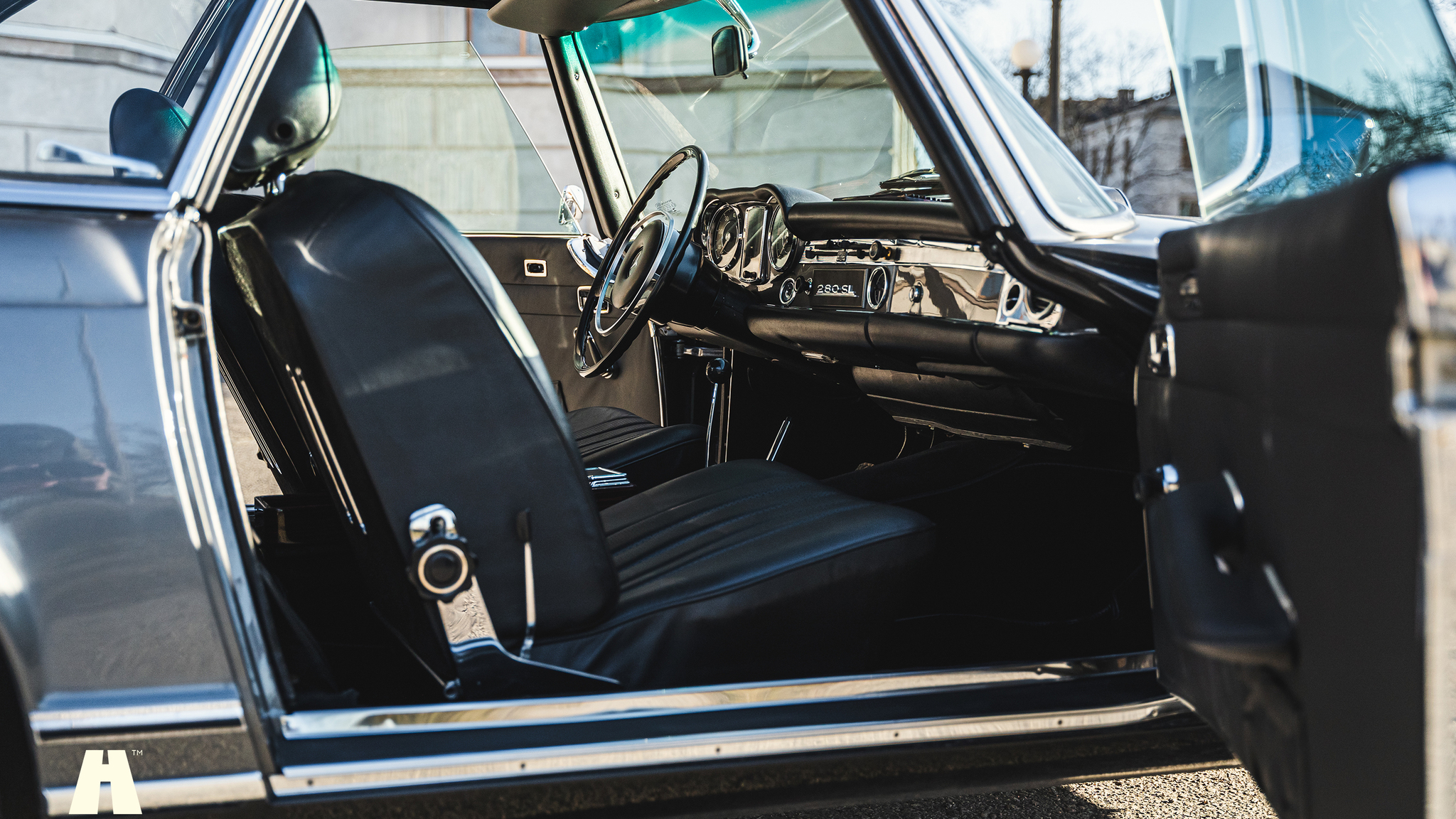 Interior image of 1970 Mercedes 280 SL Pagoda (5)