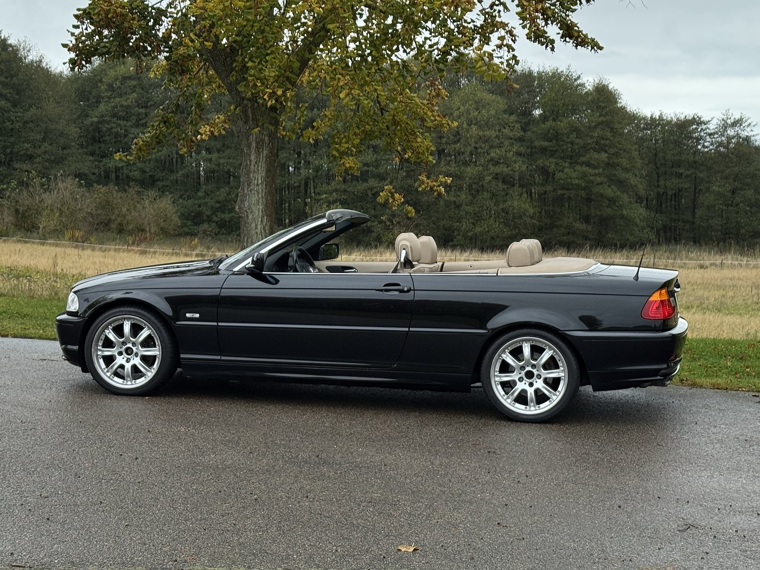 Exteriörbild på 2001 BMW 325IA CAB
