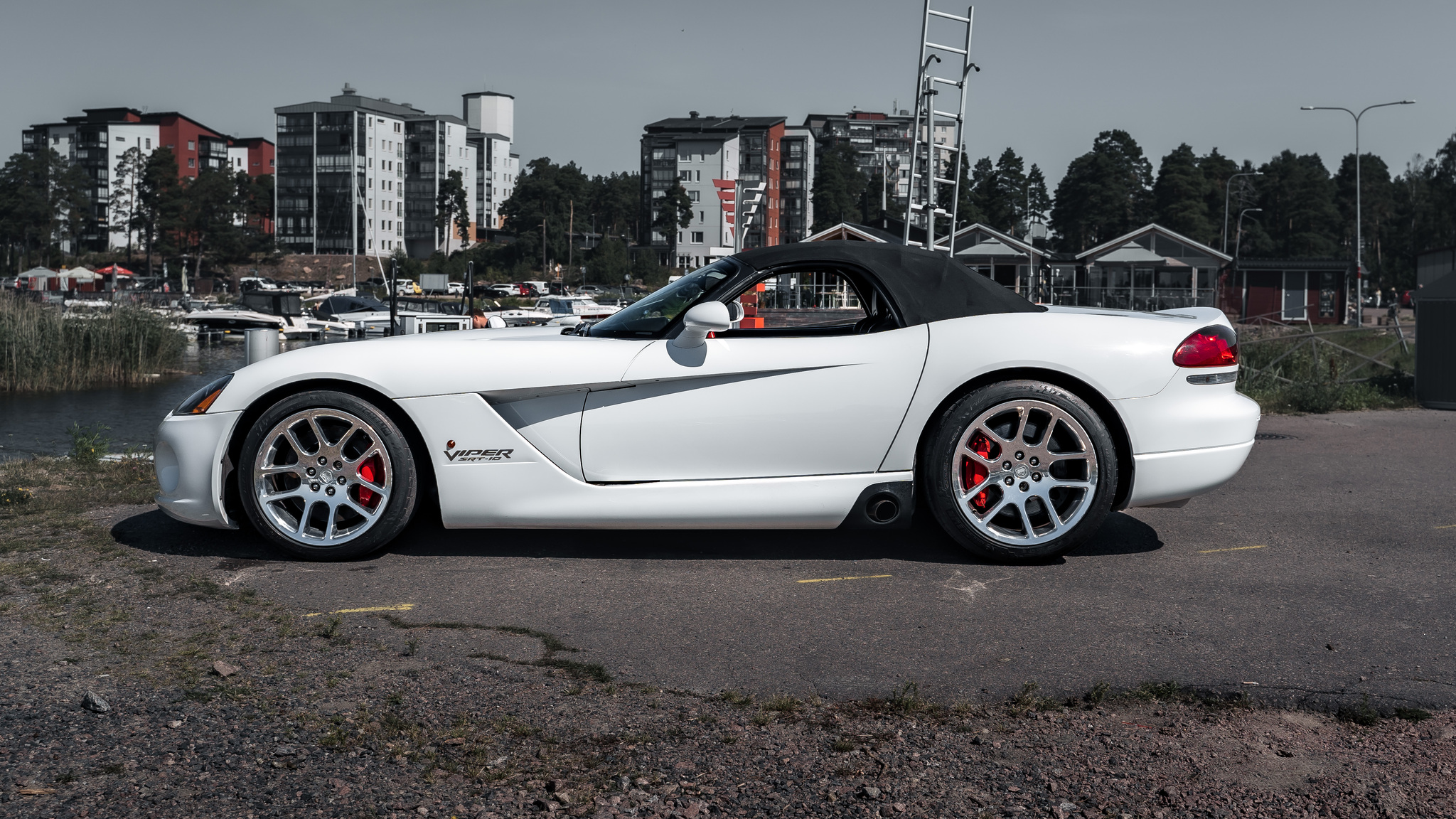 Exterior image of 2004 Dodge Viper Mamba Edition