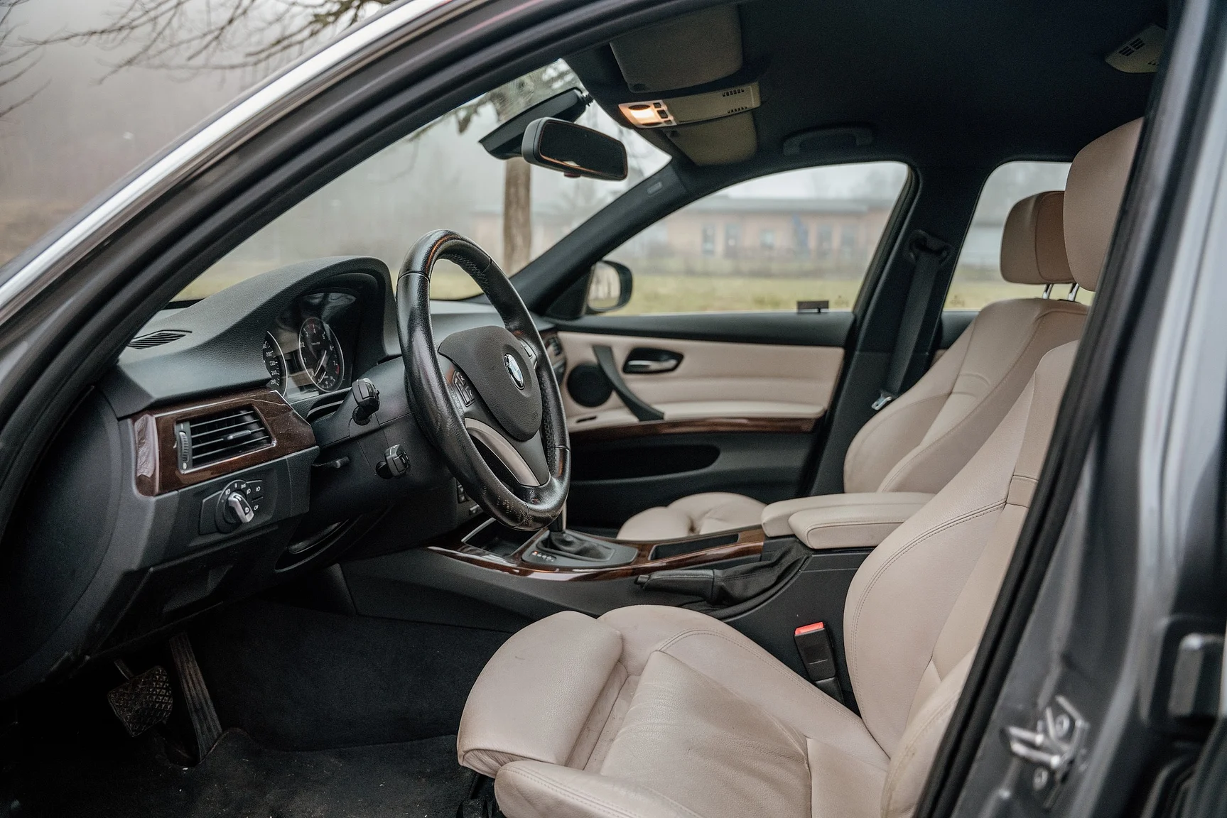 Interior image of 2010 BMW 325i Sedan (1)