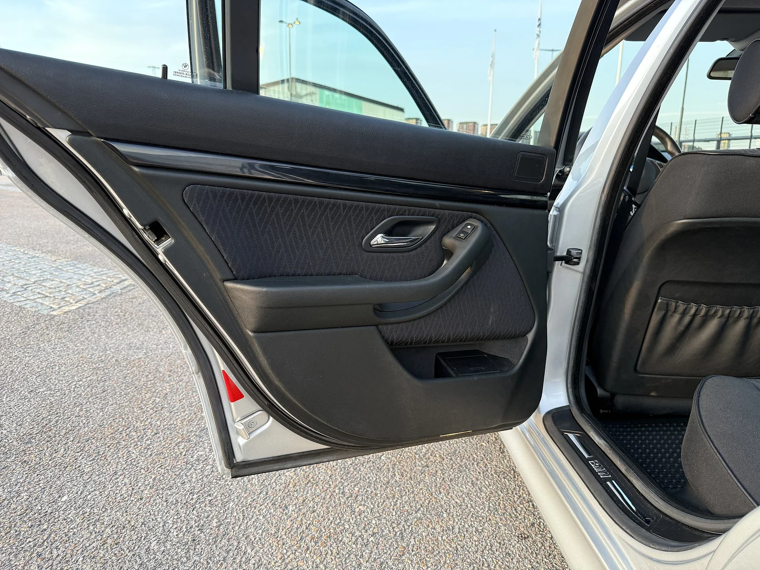 Interior image of 2002 BMW 520i (34)