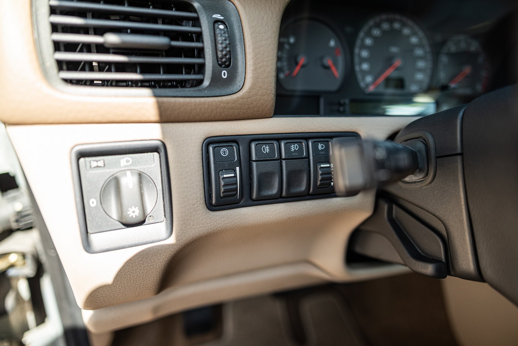Interior image of 2000 Volvo V70 XC 2.4 T AWD 