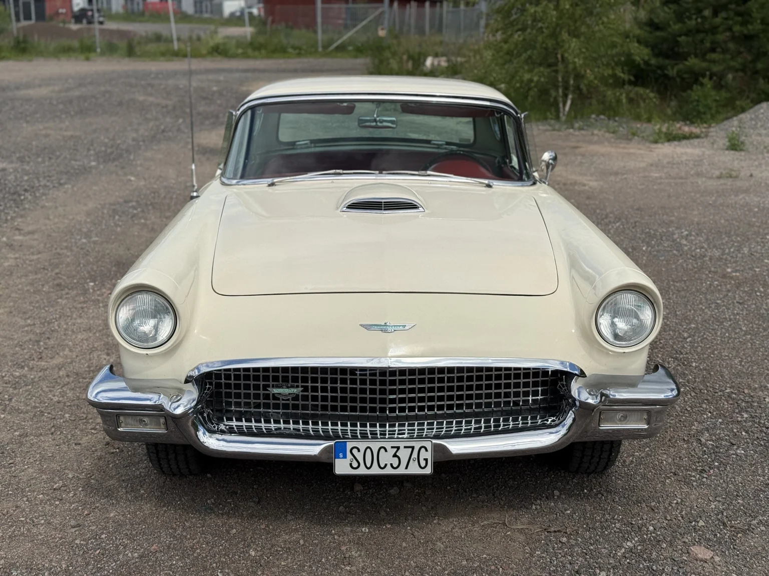 Exteriörbild på 1957 Ford Thunderbird (13)