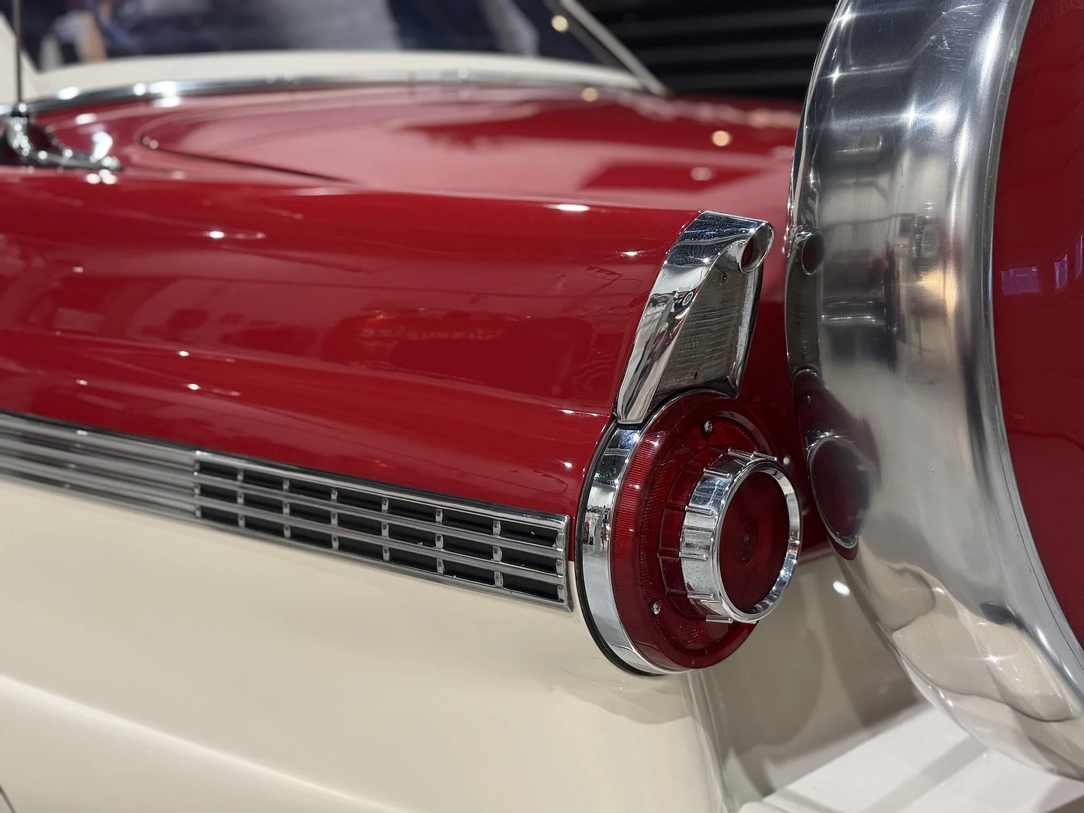 Aussenfoto 1956 Ford Fairlane Sunliner V8 5.1 (39)