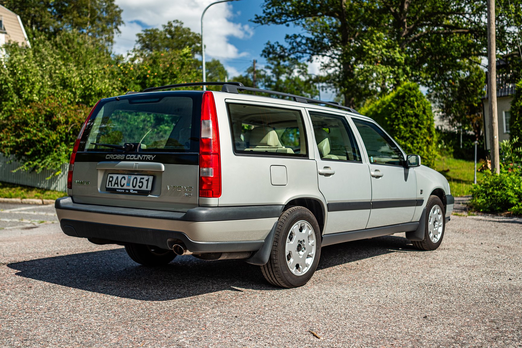 Exterior image of 2000 Volvo V70 XC 2.4 T AWD 