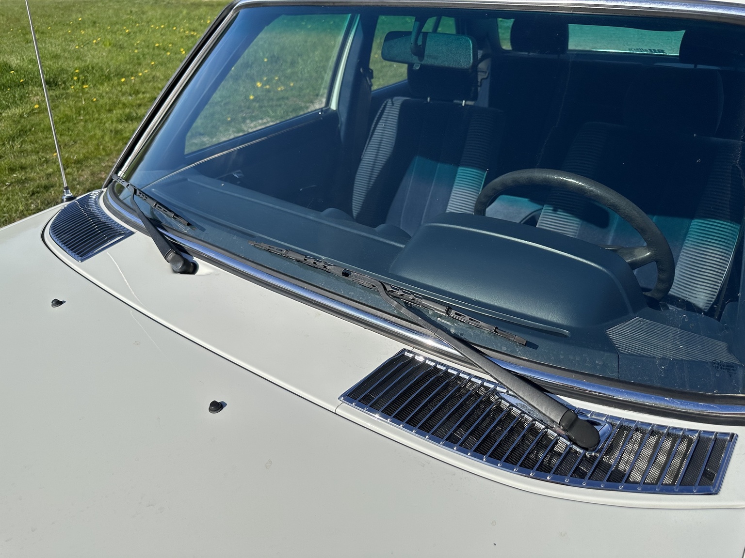 Exterior image of 1985 Mercedes-Benz 200