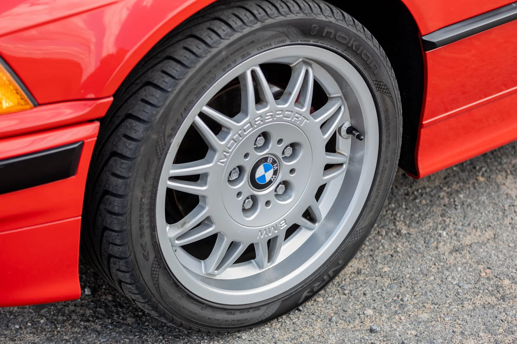 Exterior image of 1994 BMW 325i Convertible (27)