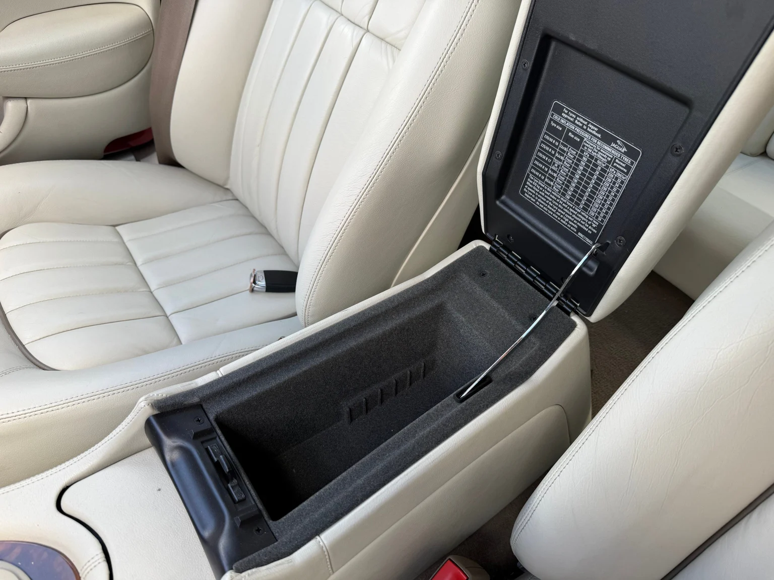 Innenraumfoto von 2001 Jaguar XJ Sovereign 4.0 V8 (31)