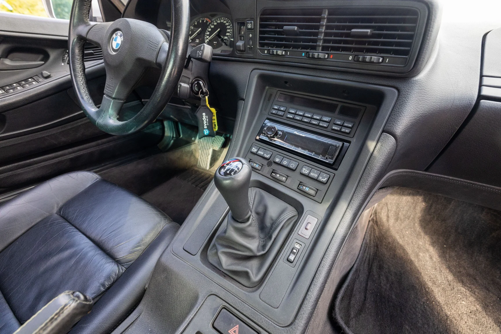 Interior image of 1991 BMW 850i (27)