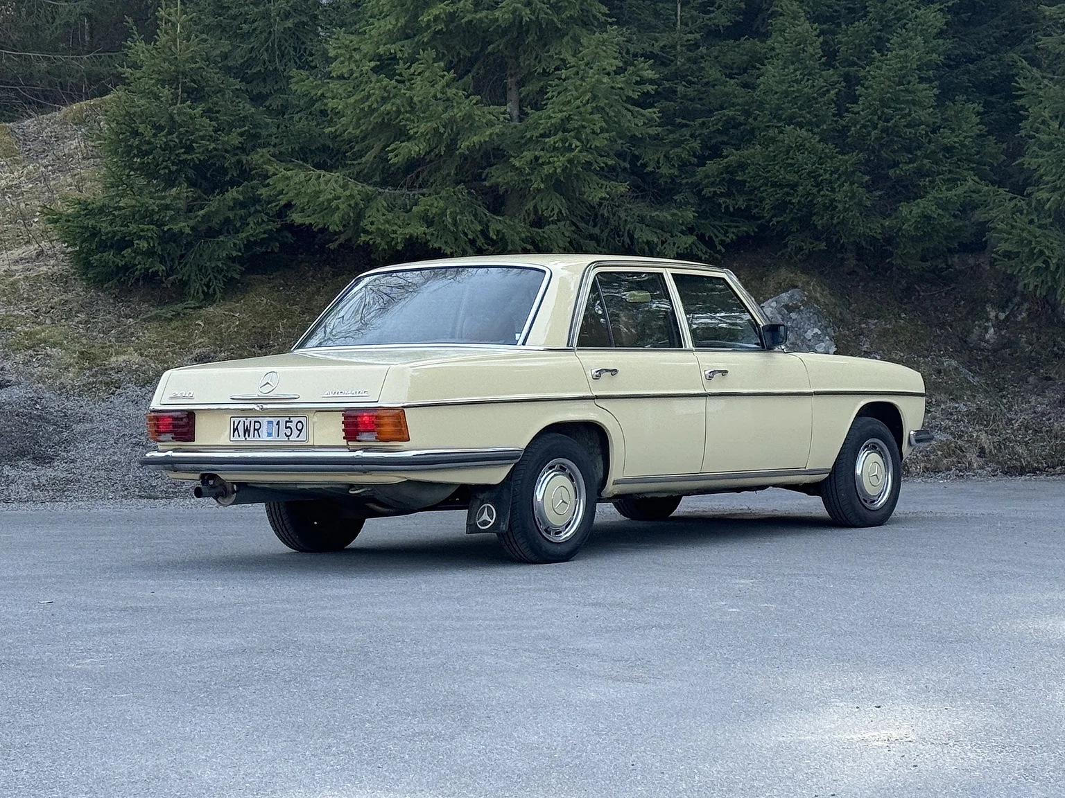 Exterior image of 1974 Mercedes-Benz 230 Automatic (8)