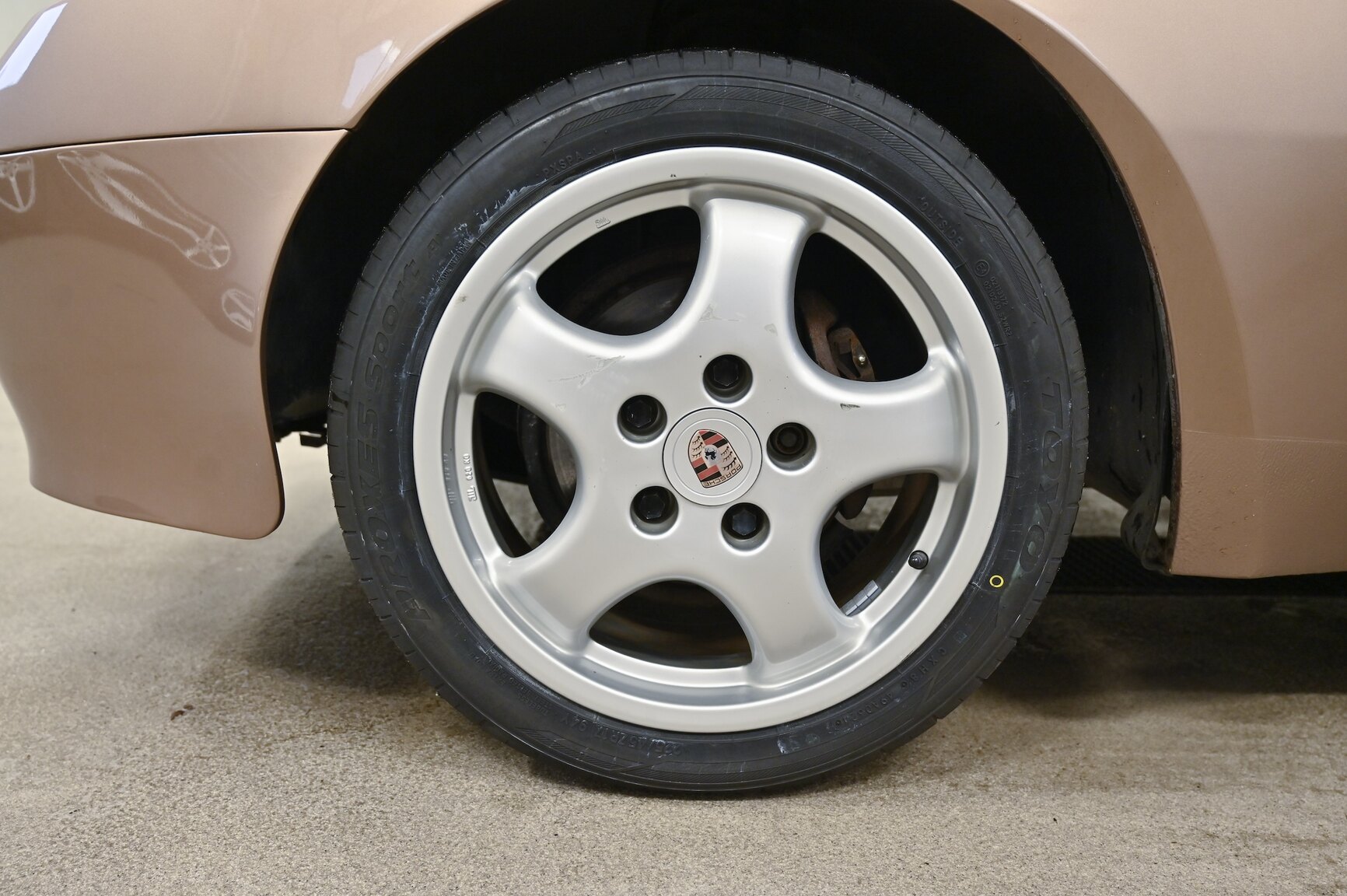 Exterior image of 1987 Porsche 944 Automat