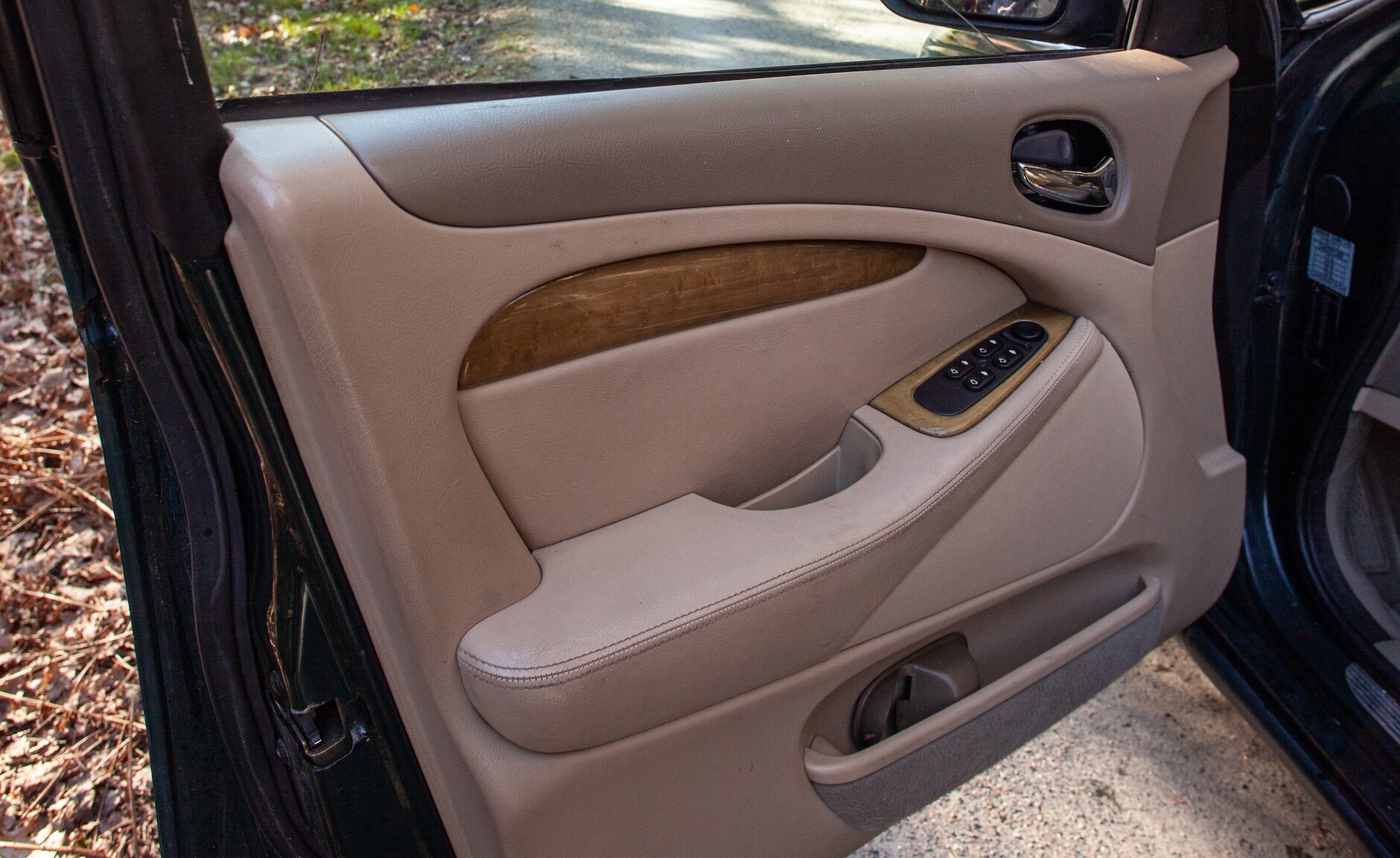 Interior image of 1999 Jaguar S-Type V6
