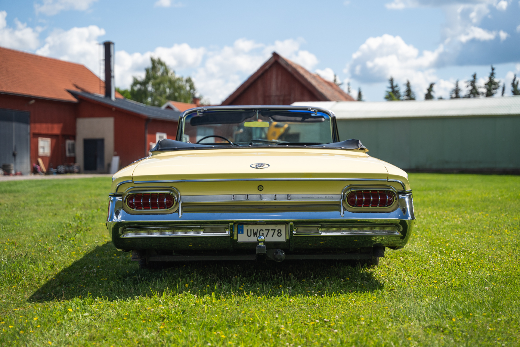 Exterior image of 1961 Buick Electra 225 cab (5)