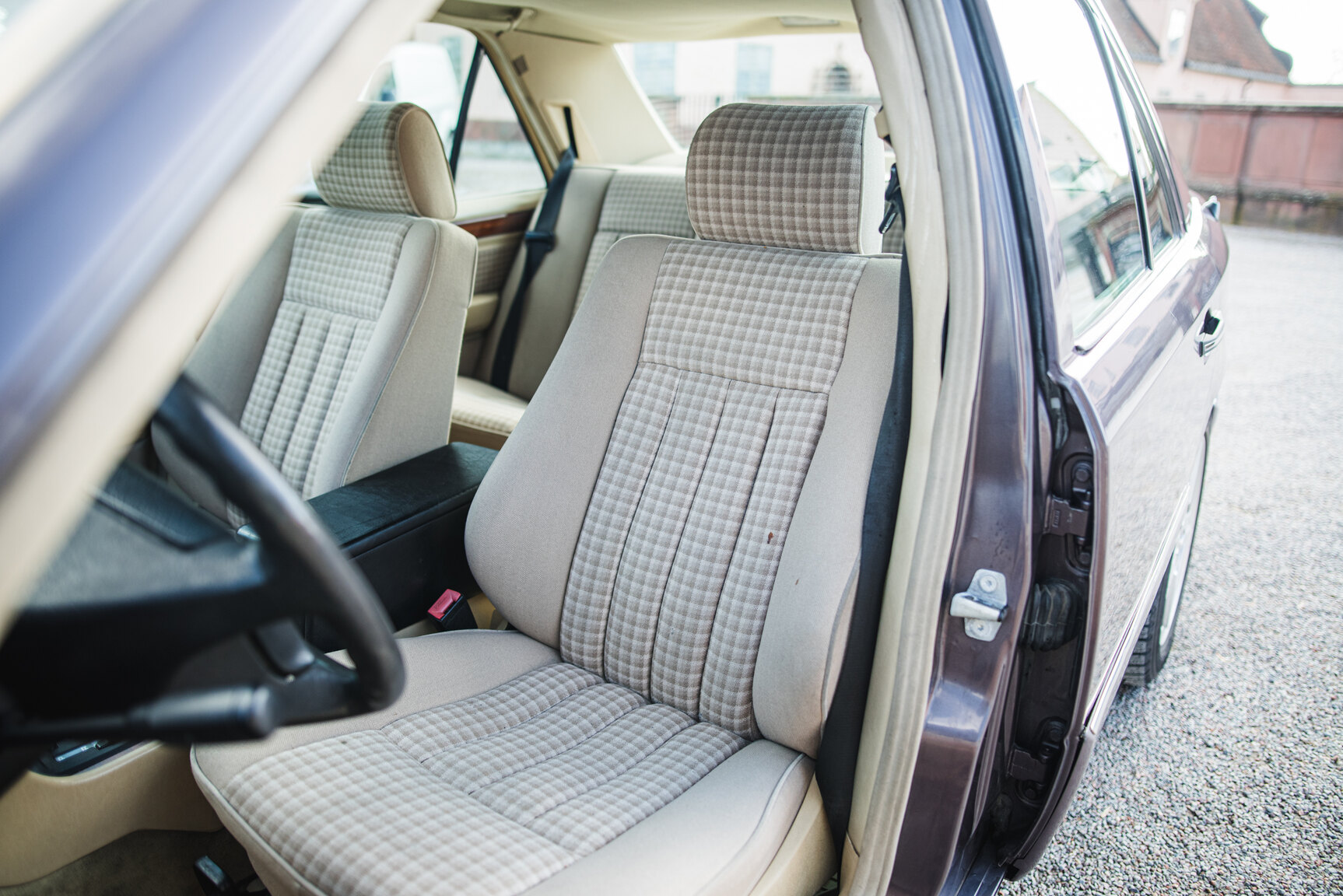 Interior image of 1993 Mercedes-Benz E 220