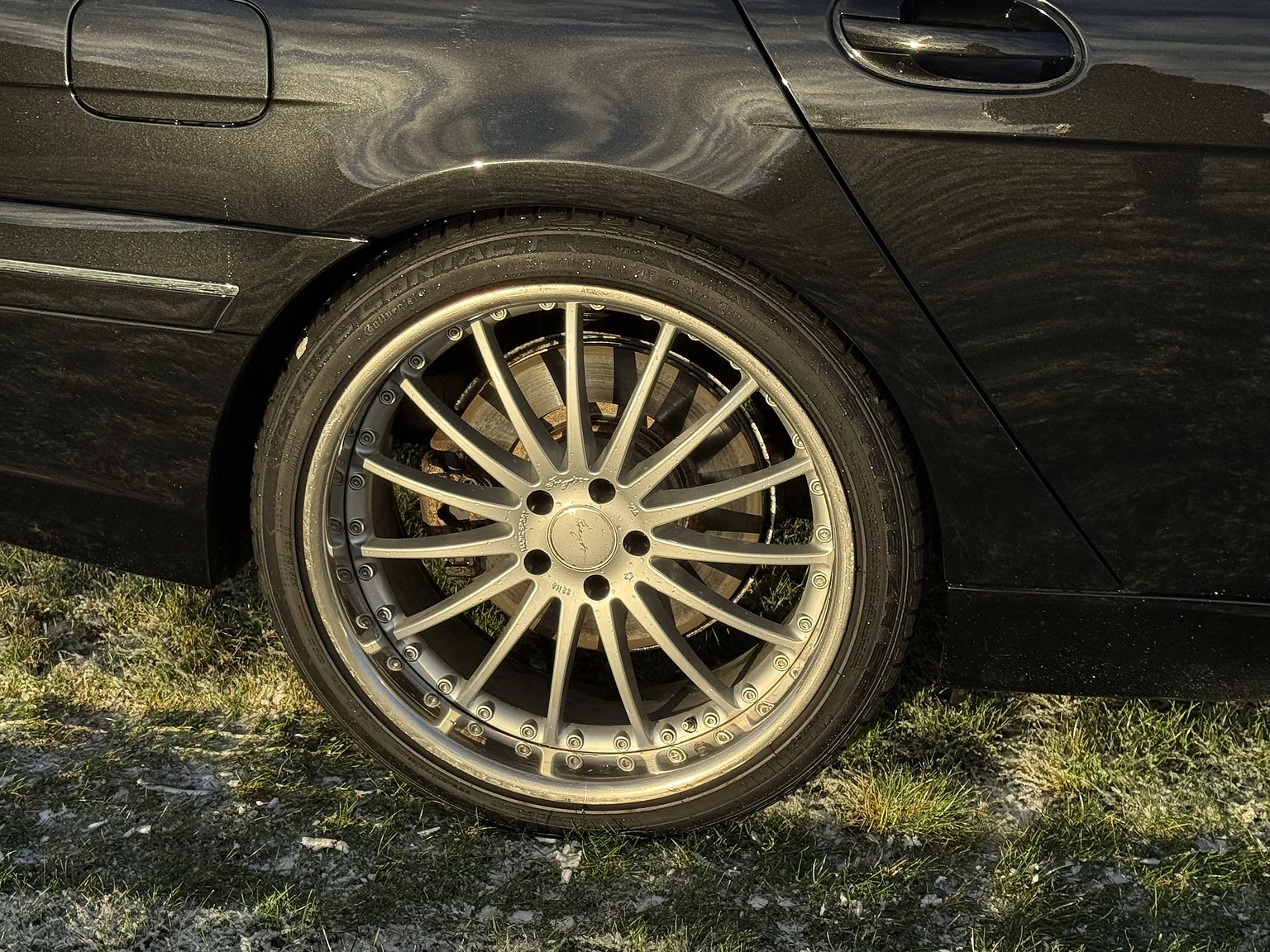 Exterior image of 2003 BMW 760i (18)